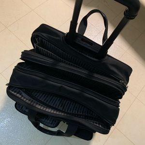 Tumi Alpha 2 Carry On rolling Luggage Case - like new!